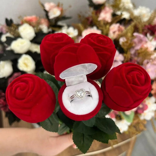 KADİFE GÜL İÇİNDEN ÇIKAN CİDDİ İLİŞKİ YÜZÜĞÜ